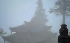 晨雾下的寺院（晨间雾霭）