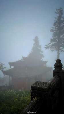晨雾下的寺院（晨间雾霭）