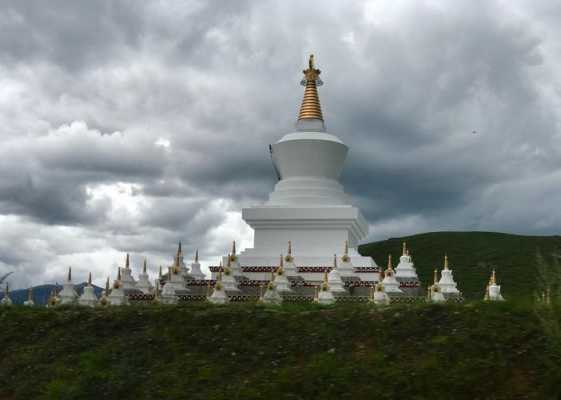 藏族的白塔有什么意义（藏民的白塔是干什么用的）