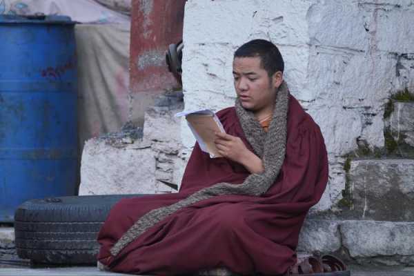藏族男性出家人叫什么（藏族男僧人叫什么）-图2