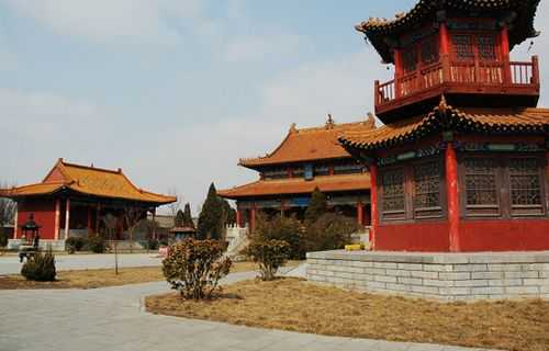 河北沧州有尼众寺院吗（沧州南部的一座寺庙靠近河岸）-图1