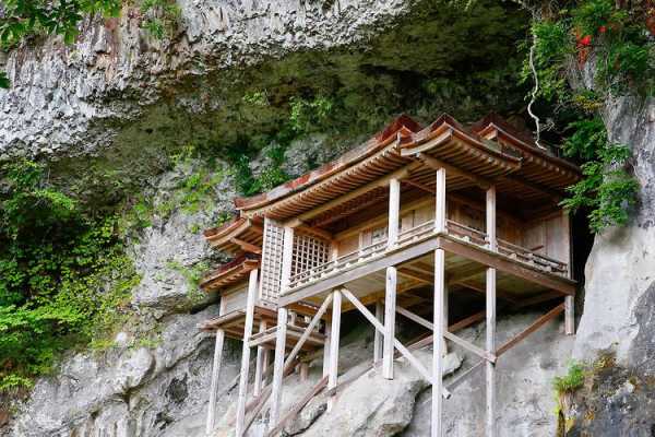 日本山崖上面一个悬空寺庙（日本海边悬崖）-图1
